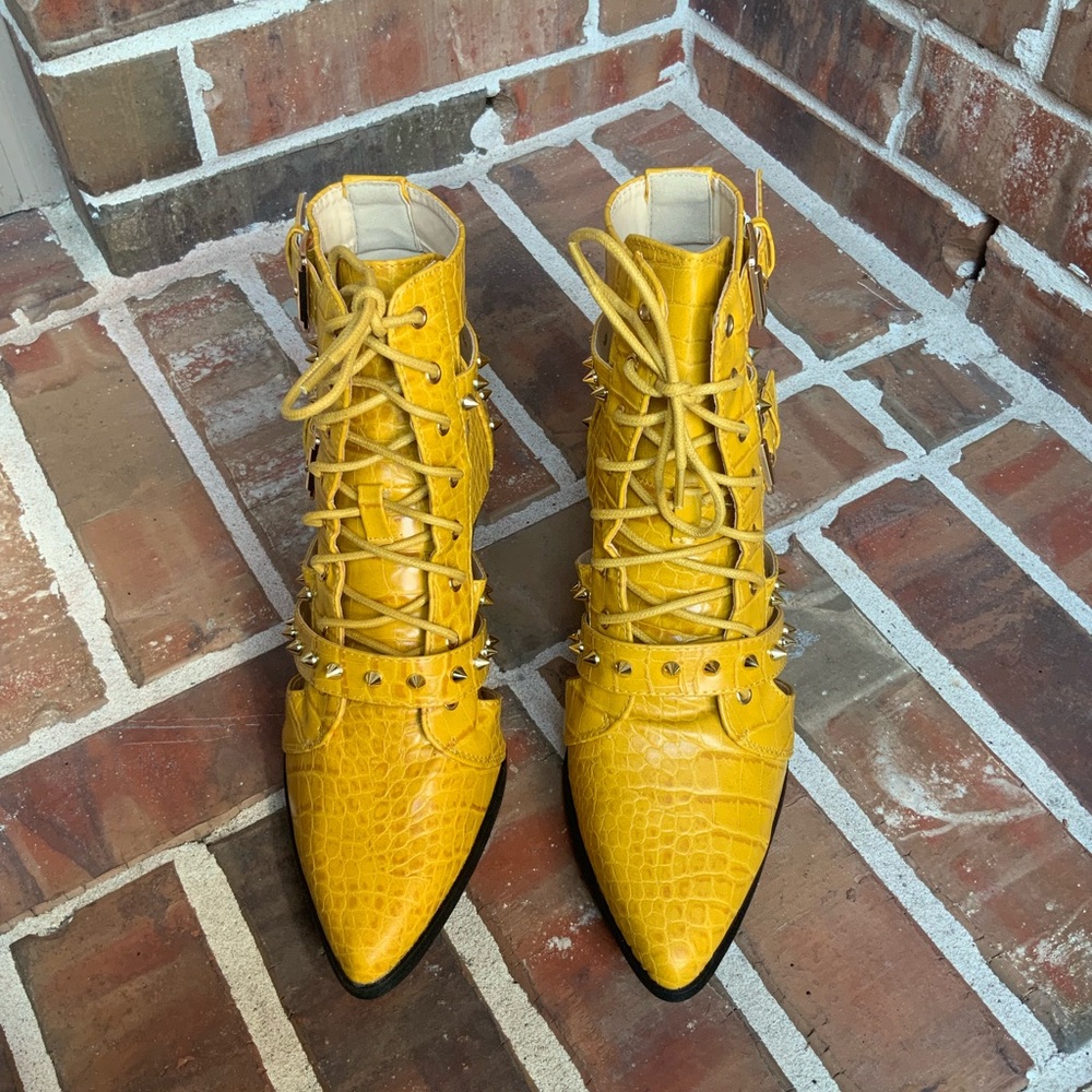 SUPER CUTE 🔥🔥🔥Spike Ankle Booties Mustard - Picture 2 of 5